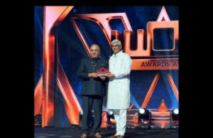 केंद्रीय पर्यटन मंत्री गजेंद्र सिंह शेखावत ने डॉ. अनुराग बत्रा को किया सम्मानित